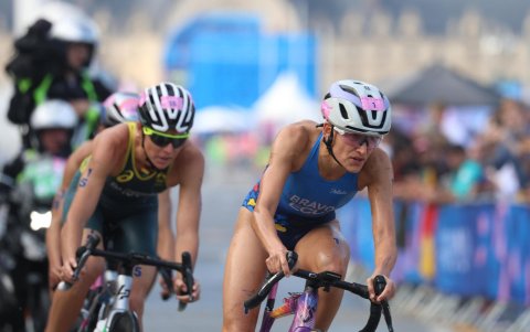 Elizabeth Bravo (d) durante su participación en la triatlón olímpica de París.