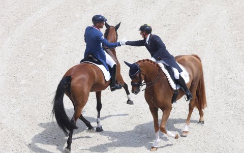 Julio Mendoza (d) fue uno de los mejores puntuados en la primera prueba del doma individual en París 2024