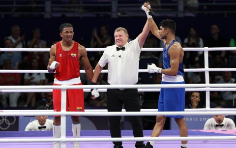 El boxeador José Rodríguez (i) no pudo ante Nishant Dev en París 2024