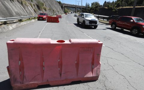 A lo largo de la vía hay barreras de plástico de color naranja. En varios tramos se evidencia que autos se chocaron contra estos elementos y están destruidos.