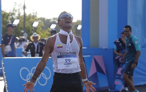 El atleta ecuatoriano Brian Daniel Pintado celebra su medalla de oro al finalizar la prueba de los 20km marcha masculinos de los Juegos Olímpicos de París 2024.
