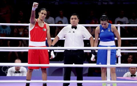 Imane Khelif (izq.), de Argelia, es declarada ganadora aber Angela Carini, de Italia, abandonó su combate en los octavos de final de los preliminares de 66 kg femeninos contra Imane Khelif, de las competiciones de boxeo de los Juegos Olímpicos de París 2024, en el Arena Norte de París, en Villepinte, Francia. 01 de agosto de 2024.