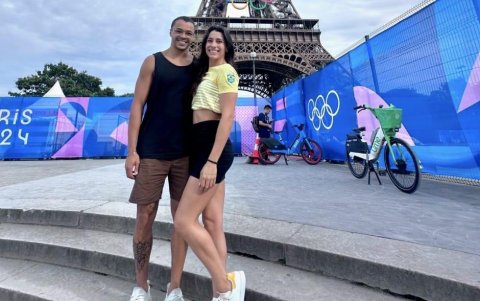 Ana Carolina Vieira y Gabriel Santos en la Torre Eiffel.