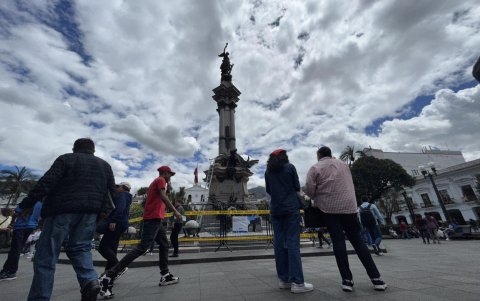 En la Plaza Grande, los visitantes pueden ver el Monumento a los Héroes del 10 de agosto. Al momento está en reparación.
