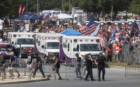 Miles de partidarios del ex presidente Donald J. Trump se reúnen frente a un mitin de Trump en el New Holland Arena en Harrisburg, Pensilvania, EE. UU., el 31 de julio de 2024.