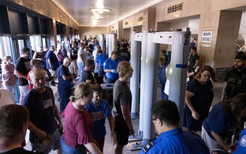Los partidarios del expresidente Donald J. Trump pasan por los controles de seguridad para asistir a un mitin en el New Holland Arena en Harrisburg, Pensilvania, EE. UU., el 31 de julio de 2024.