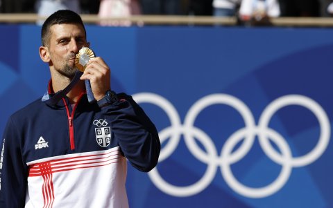 El tenista serbio Novak Djokovic celebra al conseguir la medalla de oro al vencer al español Carlos Alcaraz en los Juegos Olímpicos de París 2024.