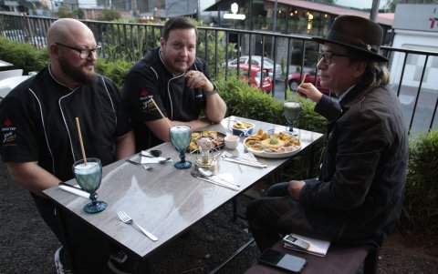 Adrián Muñoz (centro) y Juan Pablo Gallardo (izq.) comparten la comida con avena. Son dos jóvenes que se quieren aventurar a la diversidad de negocios alrededor de la gastronomía, en su sitio de la calle Whymper.