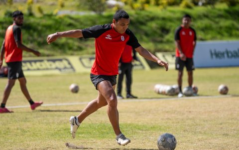 Jefferson Montero y la camiseta de AV25 en el 2024