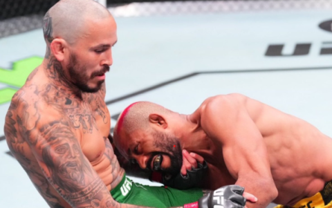 Chito Vera (i) en una pelea por el brasileño Davison Figueiredo.