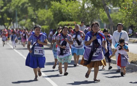 Varias mujeres coapeñas participan en la tradicional 'Carrera de la Tortilla' este domingo, en el poblado de Santa María Coapan, municipio de Tehuacán, Puebla (México).