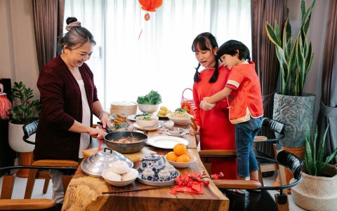 Una familia se reúne alrededor de la mesa, en un día normal en China, que está afectada por una ola de calor que azota la ciudad desde finales de julio.