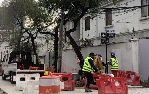 Operarios trabajan en la reparación de alambras eléctricos que resultaron afectados por las intensas lluvias este lunes, en Santiago (Chile).