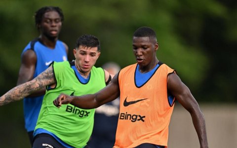 Moisés Caicedo (d) en el entrenamiento de Chelsea junto al argentino Enzo Fernández