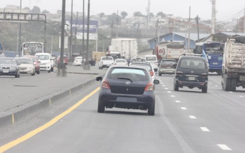 Dos infracciones en un mismo sitio. En la imagen, se puede ver al vehículo de la izquierda sin placa y al que está más adelante, con la placa ilegible.