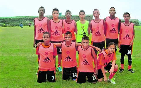 Pacho comenzó a jugar al fútbol en el Huracán, de Quinindé.