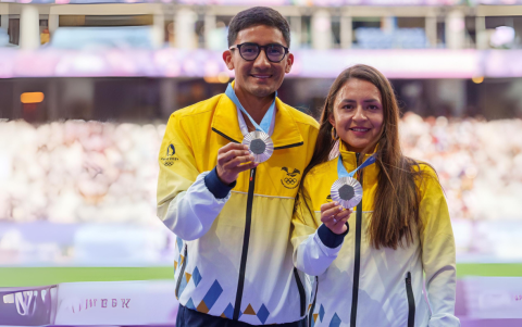 Pintado y Morejón al recibir la medalla de plata en París 2024.