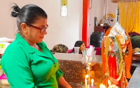 María Guzmán, madre de la luchadora Lucía Yépez, se llenó de nervios y no paró de pedirle a la Virgen de Guadalupe que acompañe a su hija.