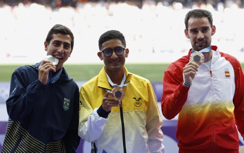El ecuatoriano Brian Daniel Pintado (c-oro), el brasileño Caio Bonfim (i-plata) y el español Álvaro Martín (d-bronce), posan con sus medallas de la prueba de 20 km Marcha Masculino de los Juegos Olímpicos de París 2024.