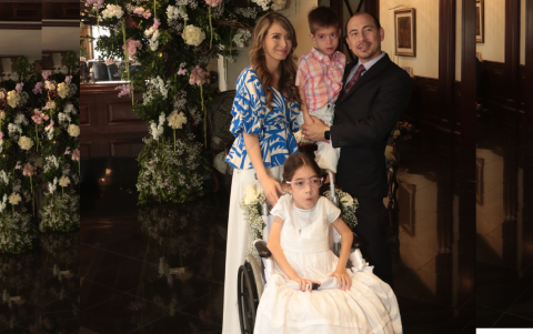 Bianca acompañada de sus padres, Gabriel y Sussy de Salvador, y su hermano Rafael.