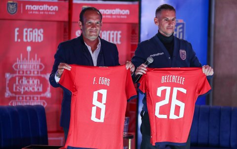 El nuevo director técnico de la selección de fútbol de Ecuador, el argentino Sebastián Beccacece (d) acompañado del presidente de la Federación Ecuatoriana de Fútbol, Francisco Egas
