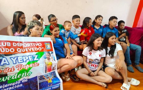 Amigos y familiares de Lucía apoyándola en sus competencias en París.