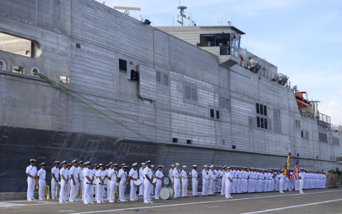 El buque hospital USNS Burlington de la Armada de Estados Unidos arriba este jueves al puerto de Cartagena de Indias (Colombia).