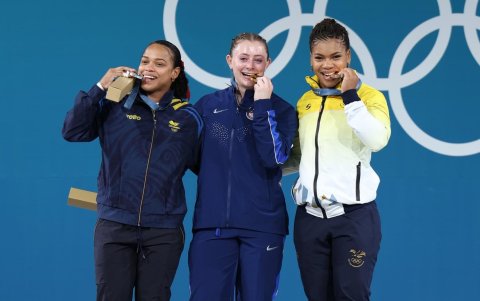 Angie Palacios (d) integra el podio de pesistas de los 71 kg en París 2024
