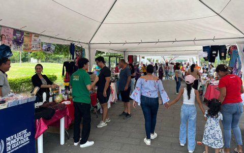 Varios negocios traen ropa, articulos del hogar y juguetes.