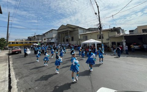 Varios ciudadanos salieron de sus domicilio para ver el espectáculo.