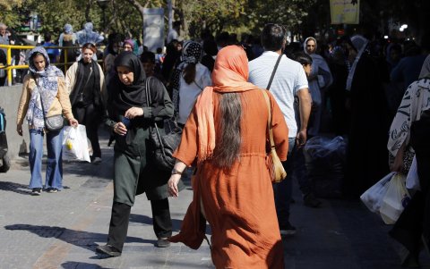 Varias mujeres utilizando el hiyab en Teherán, en el 2023.