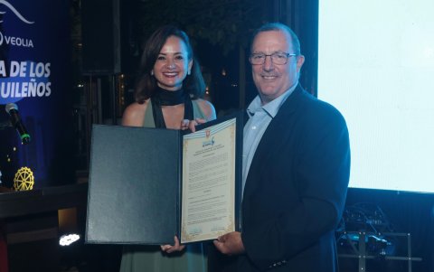 La prefecta del Guayas, Marcela Aguiñaga, entregó un acuerdo en reconocimiento a la labor desempeñada por Interagua.