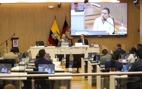 Las concejalas Estefanía Grunauer, Joselyn Mayorga y Diana Cruz acusaron a Wilson Merino de supuesta violencia política y de género.