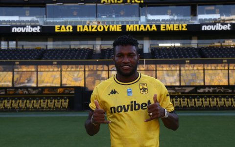 José Cifuentes se puso la camiseta y pisó el gramado de su nueva casa en el Aris Salónica