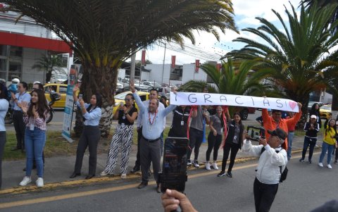 Decenas de ibarreños salieron a las calles con pancartas para saludar y agradecer el logro de Morejón por la plata olímpica.