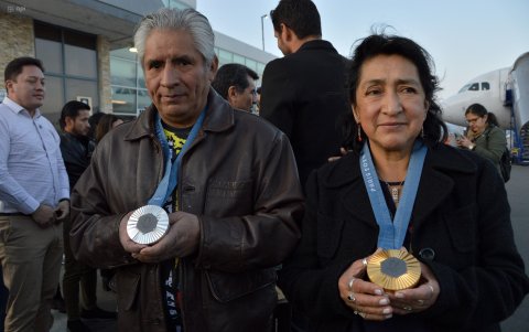 Doña Eulalia Álvarez y Fausto Pintado, papás de Daniel, con las medallas de su hijo.