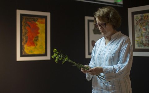 En esta exposición La Bella Figurina, Mariella García explora las profundas ideas del sociólogo Zygmunt Bauman sobre las “Retrotopías” frente al fracaso de las utopías históricas.