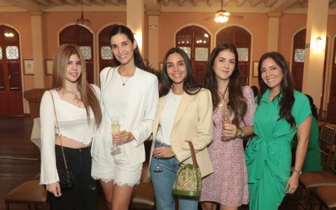 Arianna Zanabria, Valeria Viteri, Alejandra Bueno, María Isabela Arosemena y Estefanía Flores.