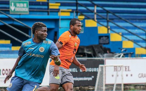 Nixon Molina (d) comandará el medio campo de Libertad.