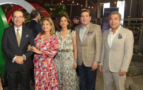 Juan Carlos Cassinelli, Laura de Cassinelli, Sonia de Argenzio, Juan Carlos Argenzio y Elio Wong.