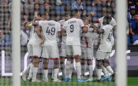 Jugadores del PSG celebran la victoria en el arranque de la Ligue 1