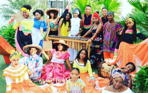 Varios de los integrantes del Centro de Arte Popular Raíces del Pacífico, posan previo a una de sus presentaciones.