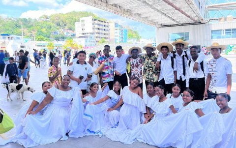 Los miembros del Centro de Arte Popular Raíces del Pacífico hacen una pausa, previo a una de sus presentaciones.