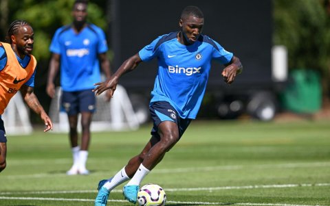 Moisés Caicedo es titular fijo en la zona de volantes de Chelsea.
