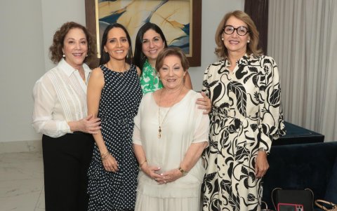 Anita de Jarrín, Lorena de San Miguel, Magdalena de Caicedo, Silvia de Donoso y Dalila de Jarrín.