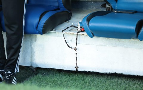 Un rosario y la pequeña imagen de la Virgen María acompaña a los jugadores de Emelec en la banca