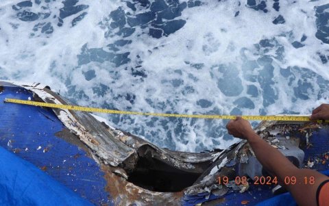 Los daños en un barco filipino a raíz de un choque con un navío chino en el disputado mar de China Meridional.