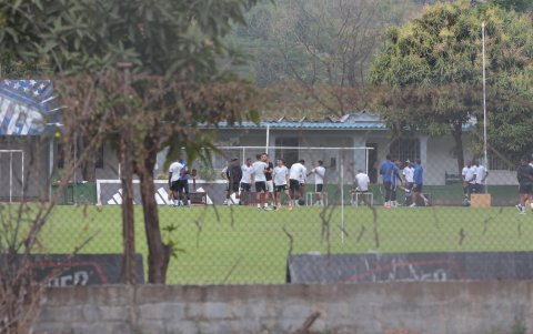 Leguizamón recibe palabras de despedida del volante Andrés Ricaurte.