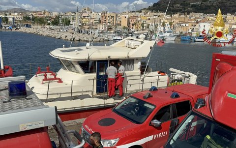 Los buzos que buscan a los seis desaparecidos del naufragio del velero en Sicilia, se enfrentan a grandes dificultades.