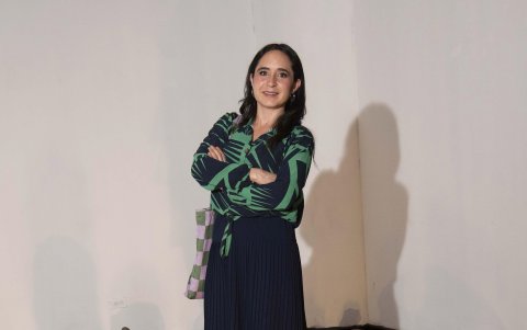 La artista Emilia Dávila trabajó con pavimiento, petróleo y piedras volcánicas.